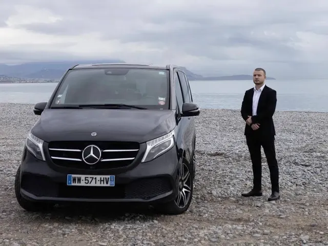 Roman Cresciuc, fondateur de Mira Azur, avec un Mercedes Classe V à Nice